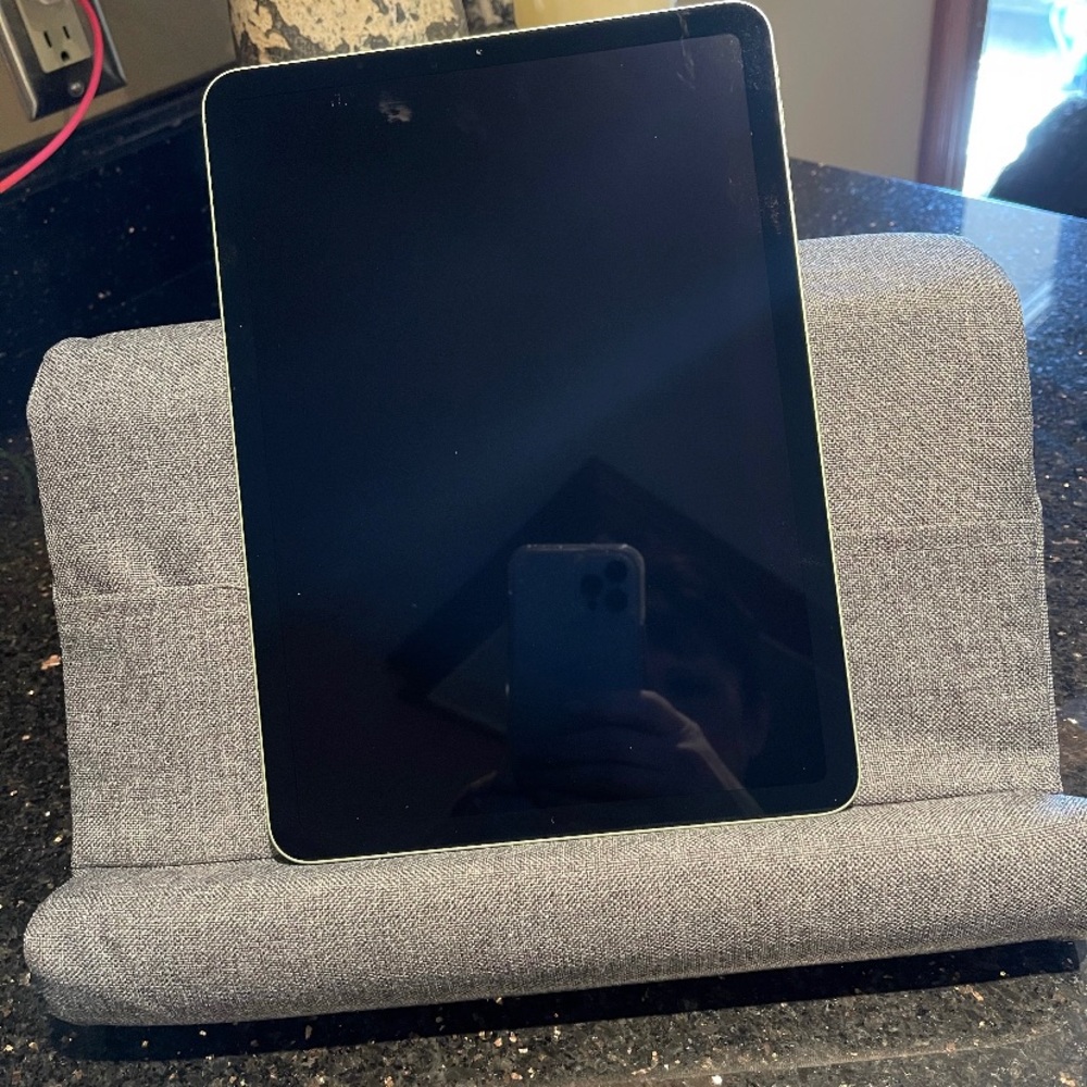 I pad accessories x 3 comes together.